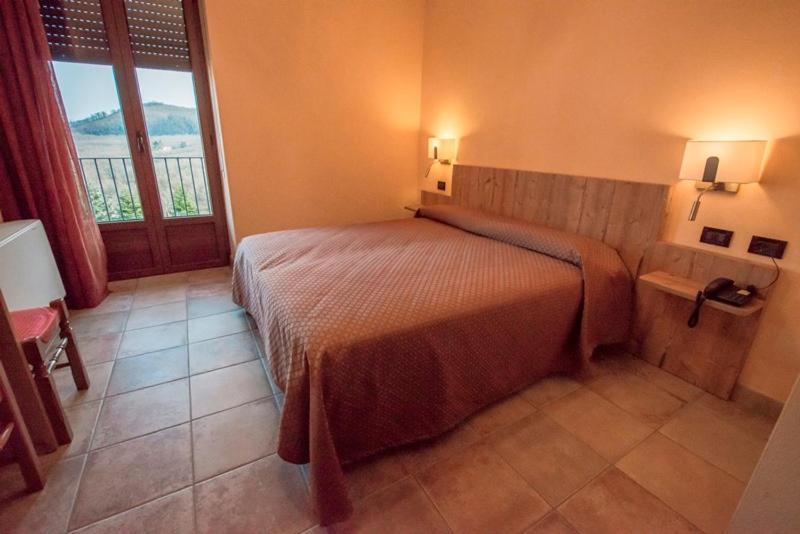 Ristorante Albergo Da Maurizio Cravanzana Kültér fotó