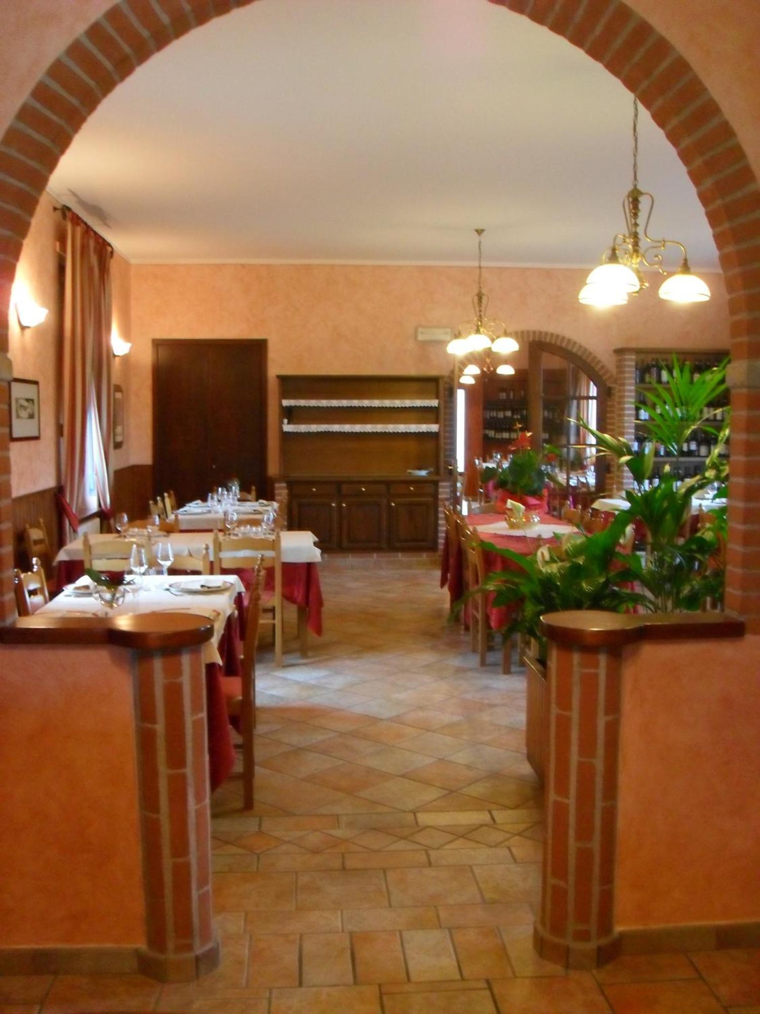 Ristorante Albergo Da Maurizio Cravanzana Kültér fotó