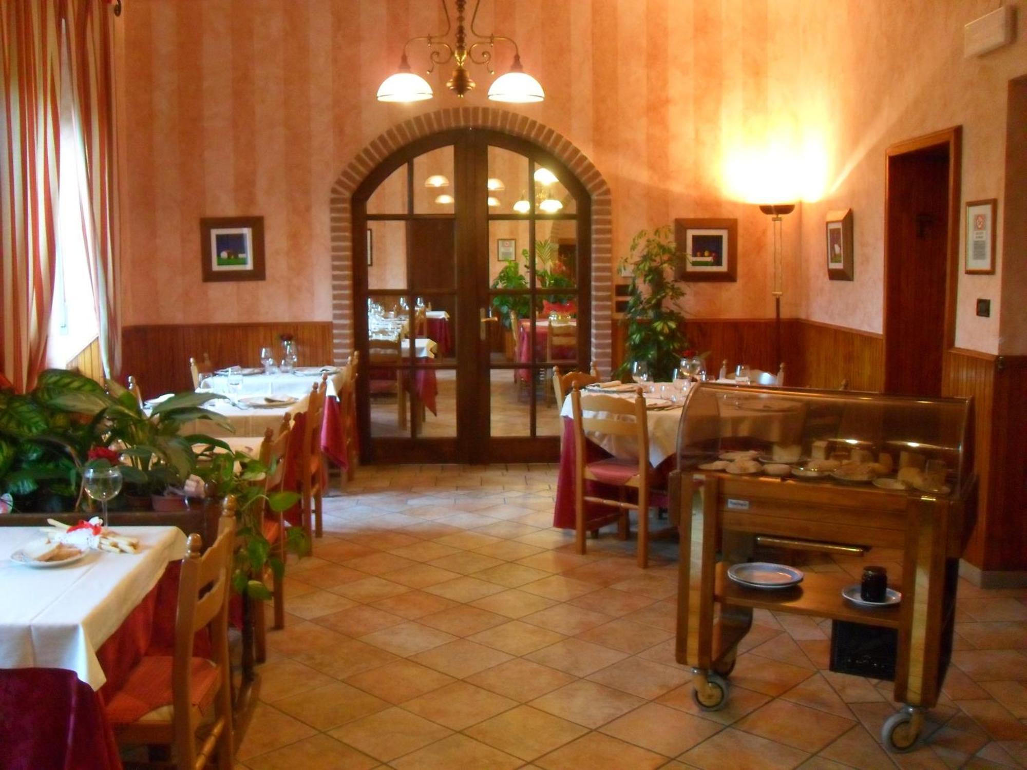 Ristorante Albergo Da Maurizio Cravanzana Kültér fotó